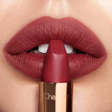 Charlotte Tilbury Matte Revolution Hydrating Lipstick  tono M.I. Kiss