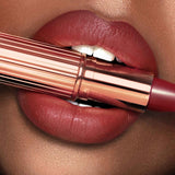 Charlotte Tilbury Matte Revolution Hydrating Lipstick  tono M.I. Kiss